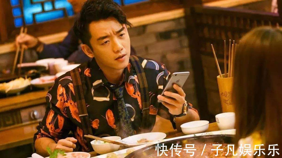 郑恺火锅店再登热搜,疑似投资者拉横幅维权,指责郑恺退股割韭菜