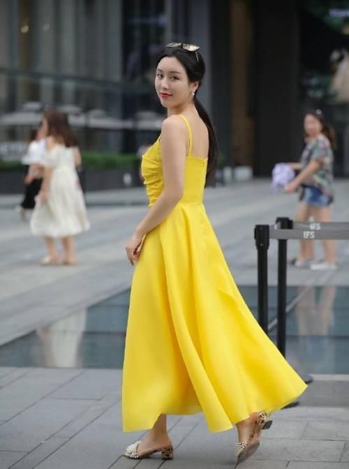 街拍 连衣裙,彰显落落大方的气场,彰显女神的品味!