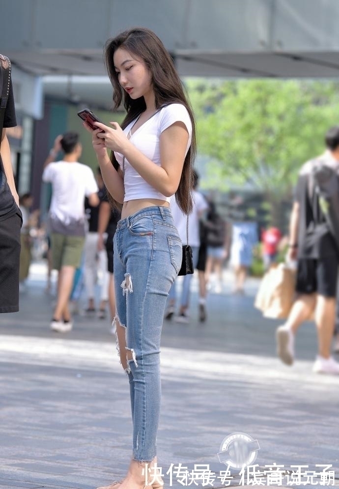 成熟|街拍:牛仔裤的穿搭,将成熟的韵味展现出来!
