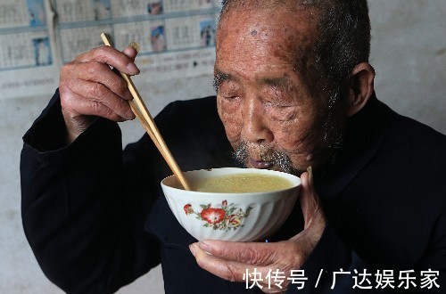 老两口|113岁农村老汉每天吃肉、喝酒、赶集,生活习惯让养生专家汗颜