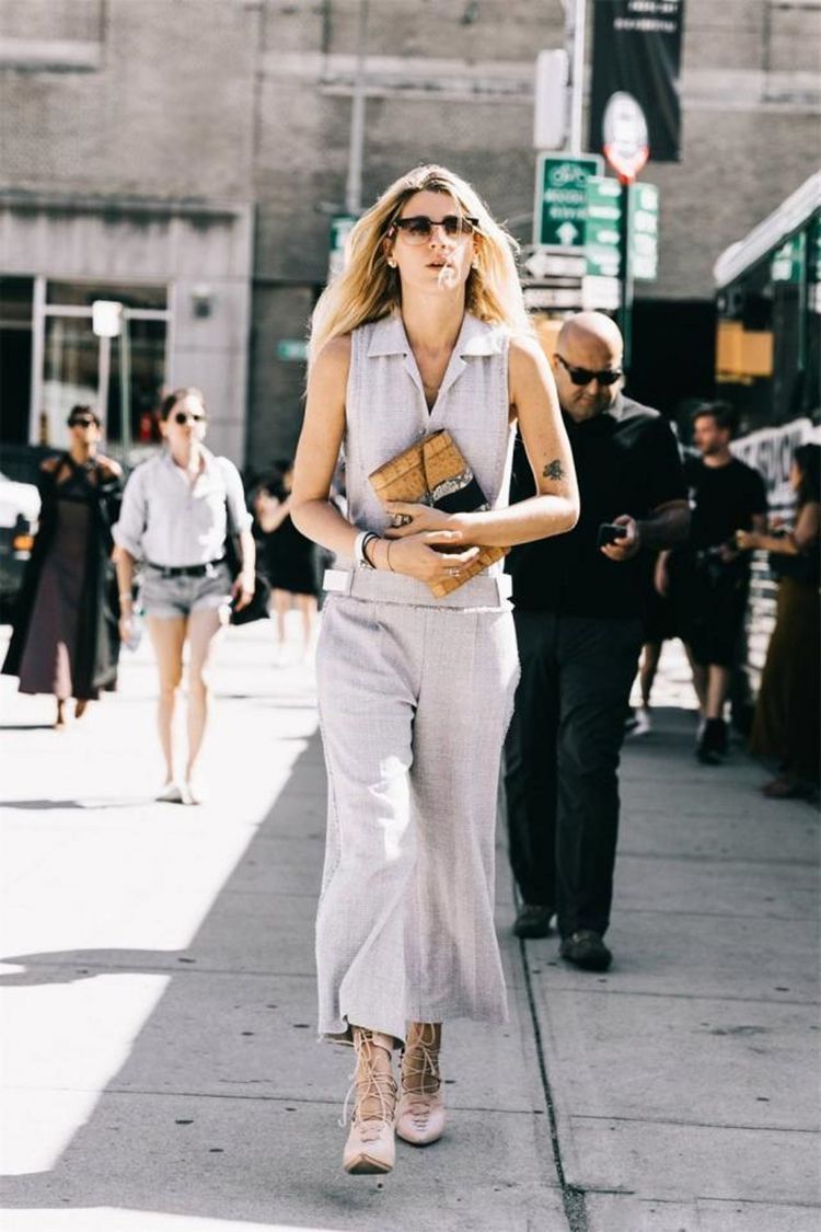 连体裤|路人街拍：靓女黑色的短裙搭配黑色的丝袜，充满着女人味