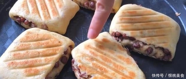 红豆又出新吃法,加一碗面粉,简单一做,松软香甜,好吃不厌