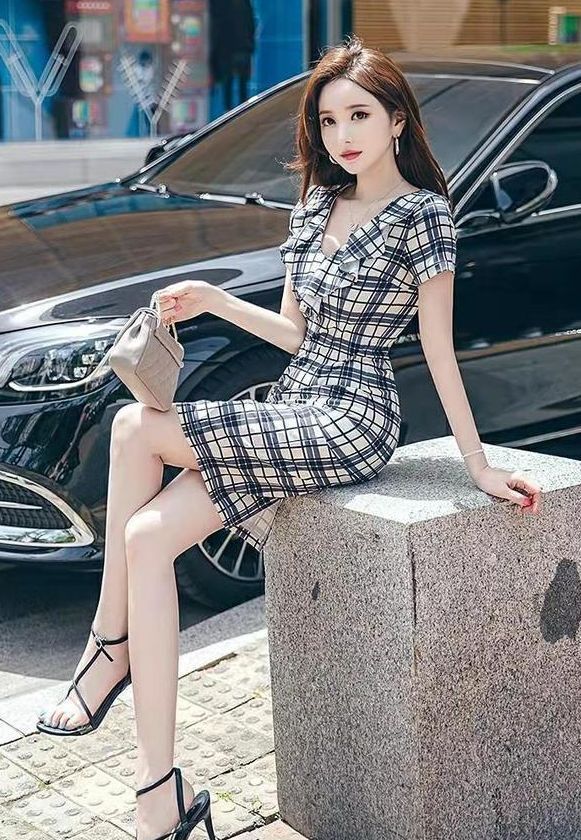 包臀裙 优雅气质的荷叶边包臀裙,V领格子的短袖连衣裙,立体感十足!