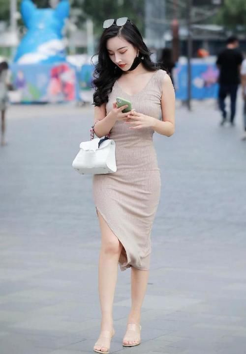 气质|小凯美搭术：从简风的过膝开叉裙，气质女生值得一试