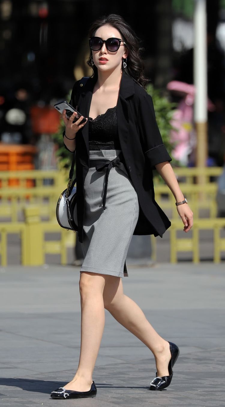 街拍:姿色天然的美女,一件黑色的连衣裙,时尚魅力女人味