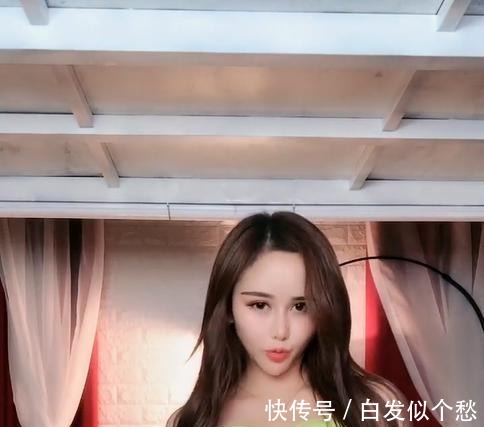 抹胸|美女的绿色抹胸,真的很显年轻啊!
