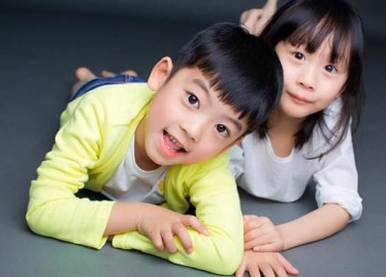 眼睛|4岁宝宝将502胶滴入眼睛,奶奶做法被妈妈怒斥,却让医生称赞