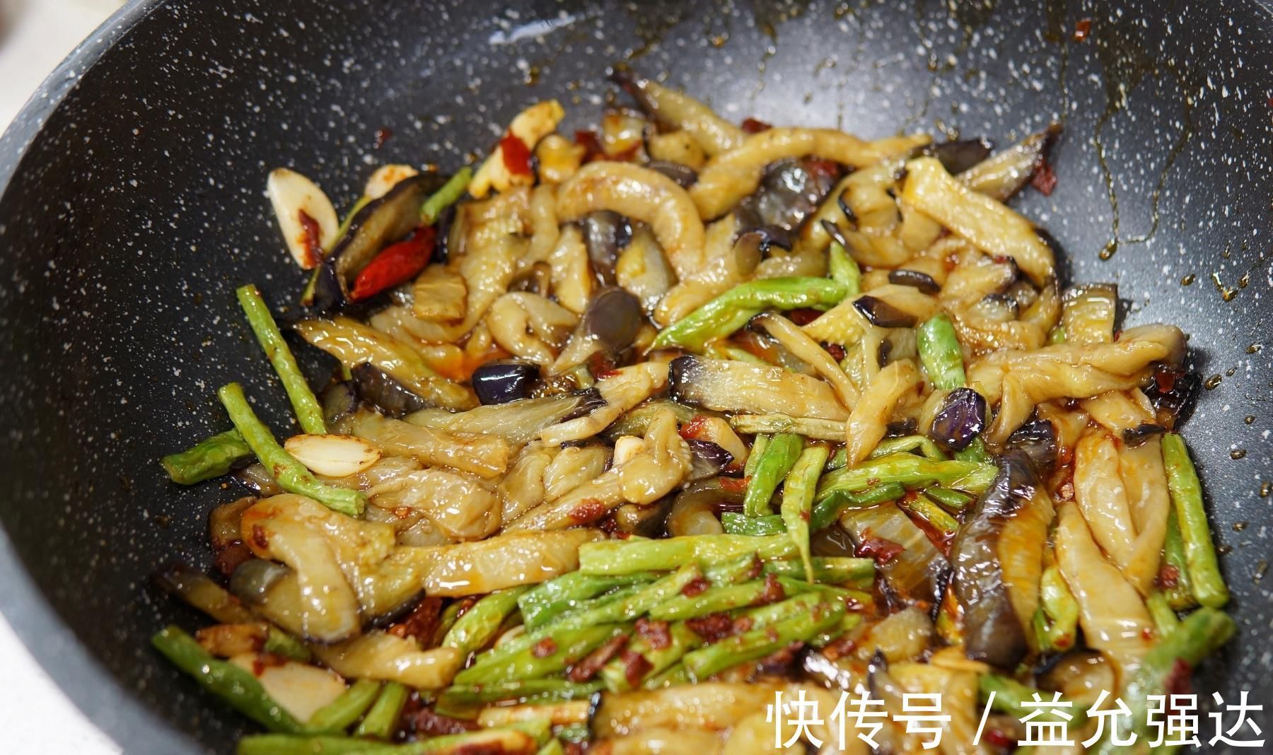 茄子|做茄子烧豆角,炒前加一步,茄子香软,豆角入味,吃的盘底都不剩
