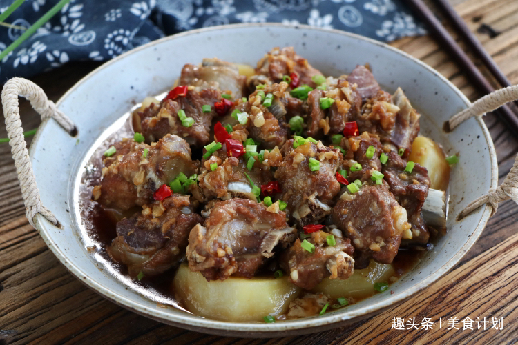 懒人吃法|天热排骨别再炖了,教你懒人吃法,不加油不加水,出锅瞬间就吃光