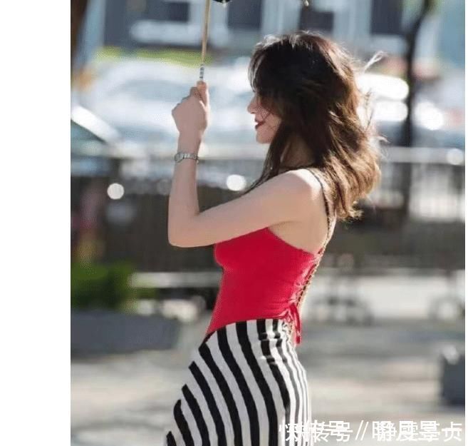 女士|红色吊带连衣裙，小姐姐在给男朋友说什么
