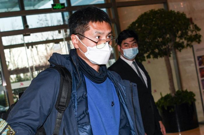 运动鞋|“鹏一期”9名教练抵达上海,李霄鹏衣品被吐槽,郑智上衣很吸睛