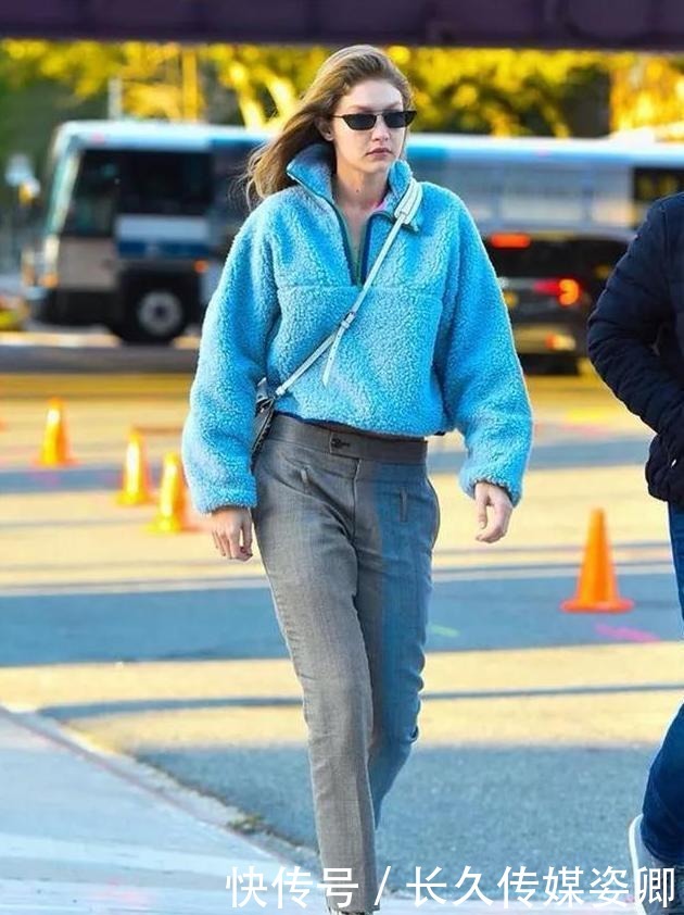 时尚|冬季摇粒绒外套不好穿?不急与靴子搭配起来,简单时尚又洋气