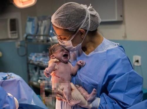 眼神|巴西“臭脸女婴”火了,眼神中充满“杀气”,网友:这娃有起床气