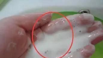 妙招|拖地用清水等于白拖,老保姆巧用一个妙招,地板一尘不染