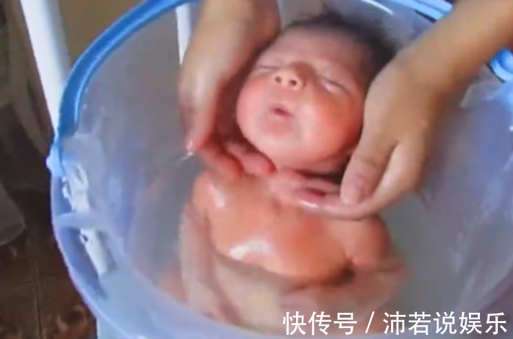 妈妈|给新生儿洗澡,她还以为在妈妈肚子里,简直不要太可爱!