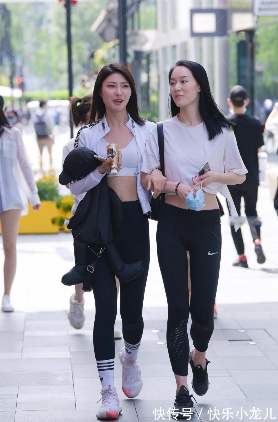 时尚|成熟优雅简单大气的女孩,彰显时尚优雅范,这两个女孩你喜欢哪个