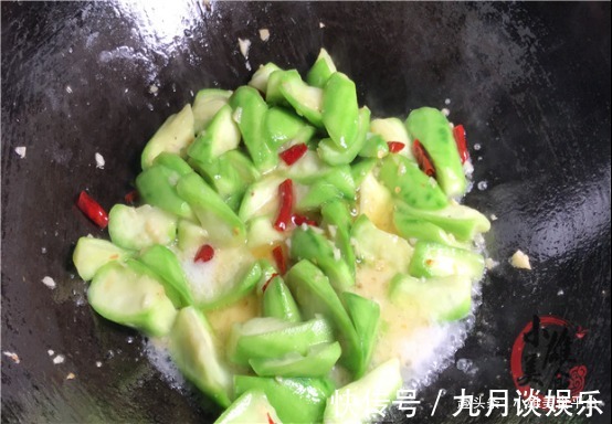 炒丝瓜时,马上下锅就错了,难怪丝瓜发黑没食欲,早懂早受益!