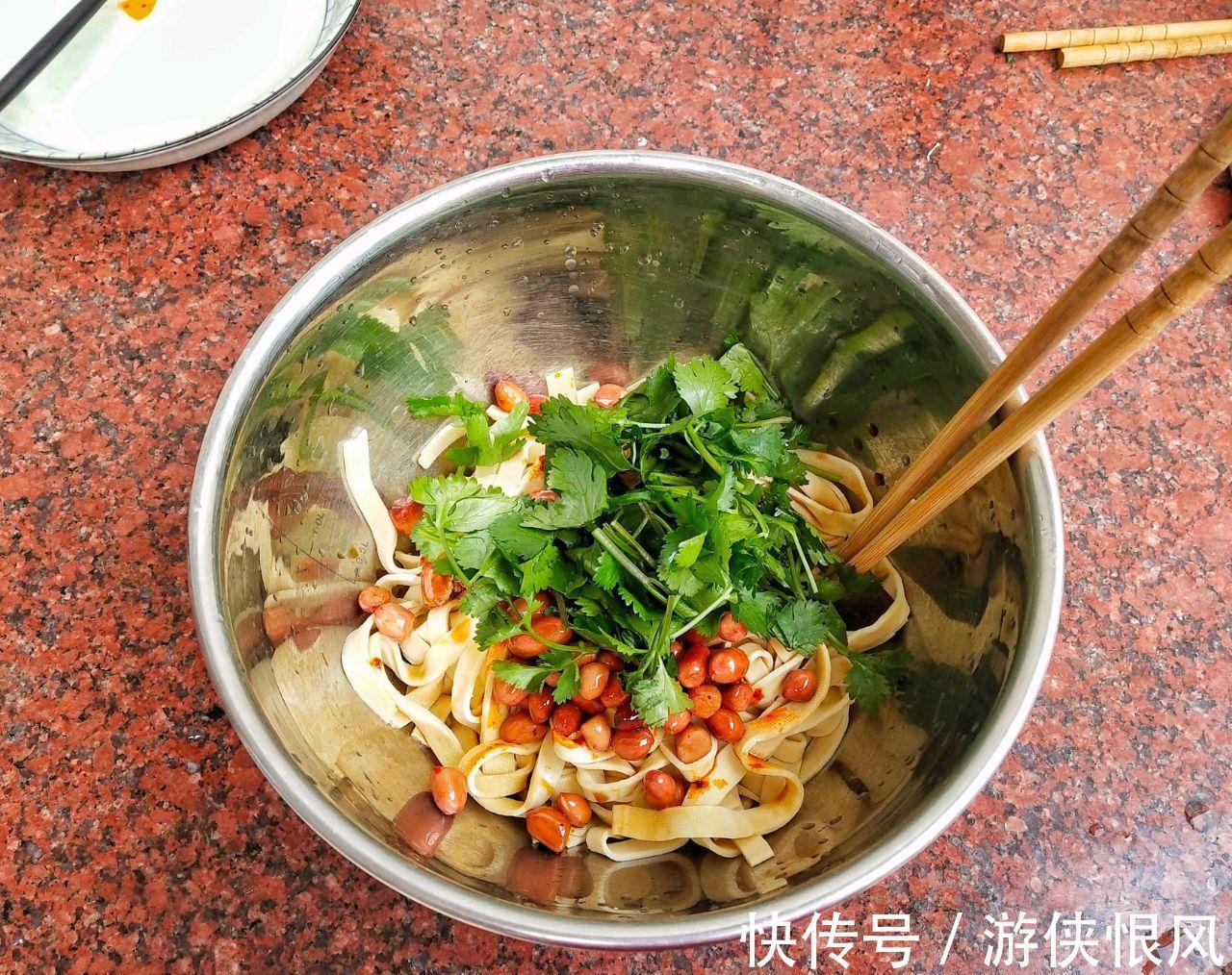 开胃小菜凉拌豆皮，简单拌一拌就上桌，家人百吃不厌