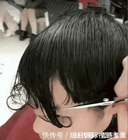 哥哥 小伙被妻子嫌太丑,一怒之下剪掉头发,网友迷倒了后面的妹子