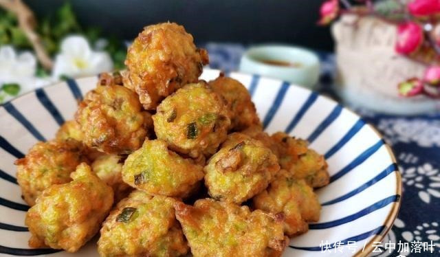 年夜饭,炸萝卜丸子,多加1样食材,不放淀粉不放水,外酥里嫩