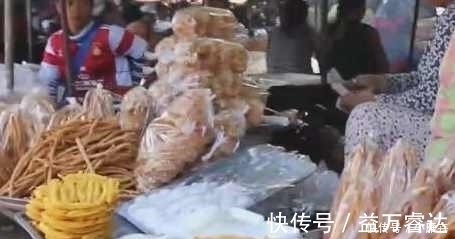 烙饼|农村大姐烙饼不和面，把“面粉”洒在锅里，20秒后顾客看蒙了