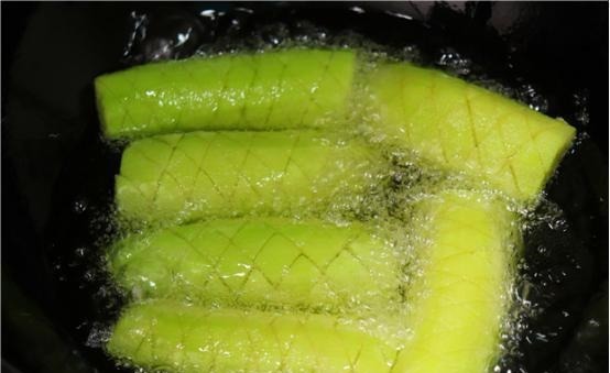 自从知道茄子可以这样做，我家隔三差五吃一次，比吃红烧肉还解馋