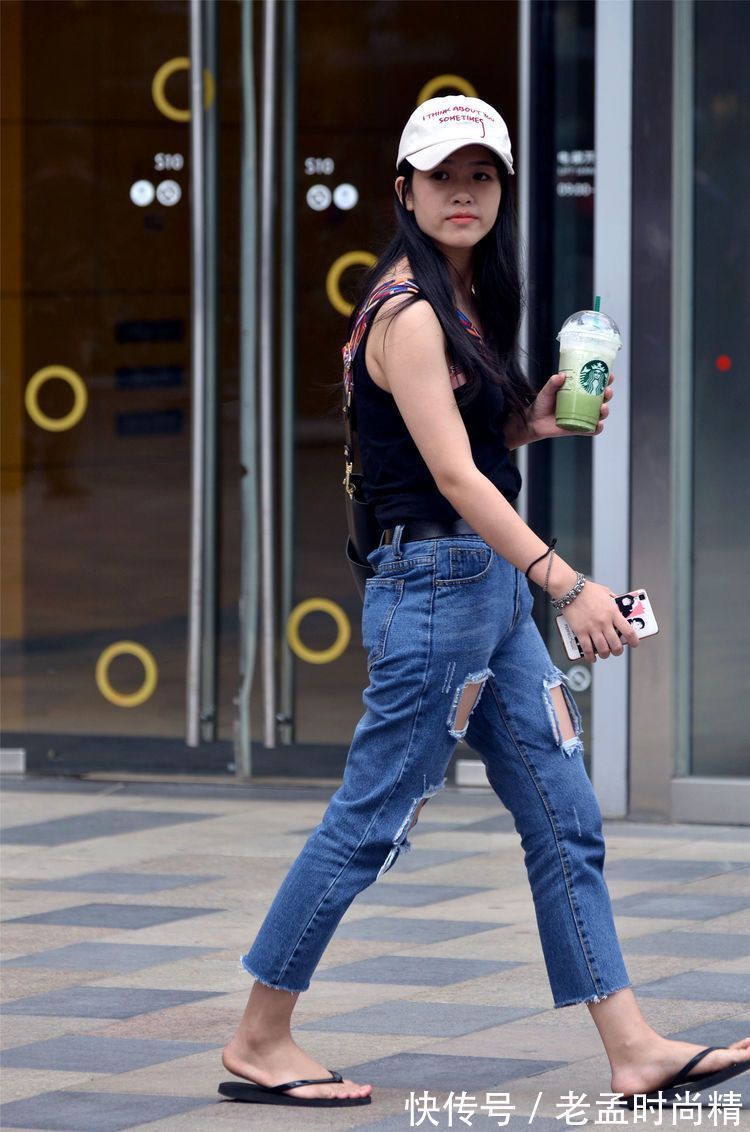 身材 街拍:美女高腰牛仔裤很显身材比例,搭配的人字拖,非常个性!
