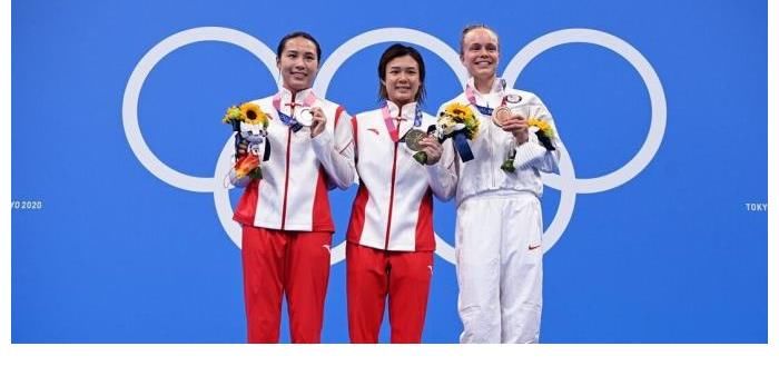 奥运会|没介绍完就上台!不戴口罩唱国歌,金牌拿来贴脸,一道别样的风景