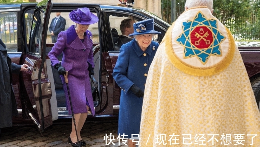 拐杖 英女王真的老了!走路要用拐杖,上次用拐杖还是在膝盖手术后