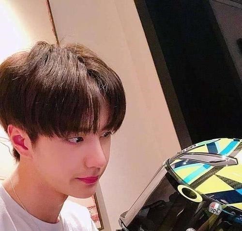 王一博炫耀家中“豪车”,除滑板赛车外,又添一烧钱爱好!