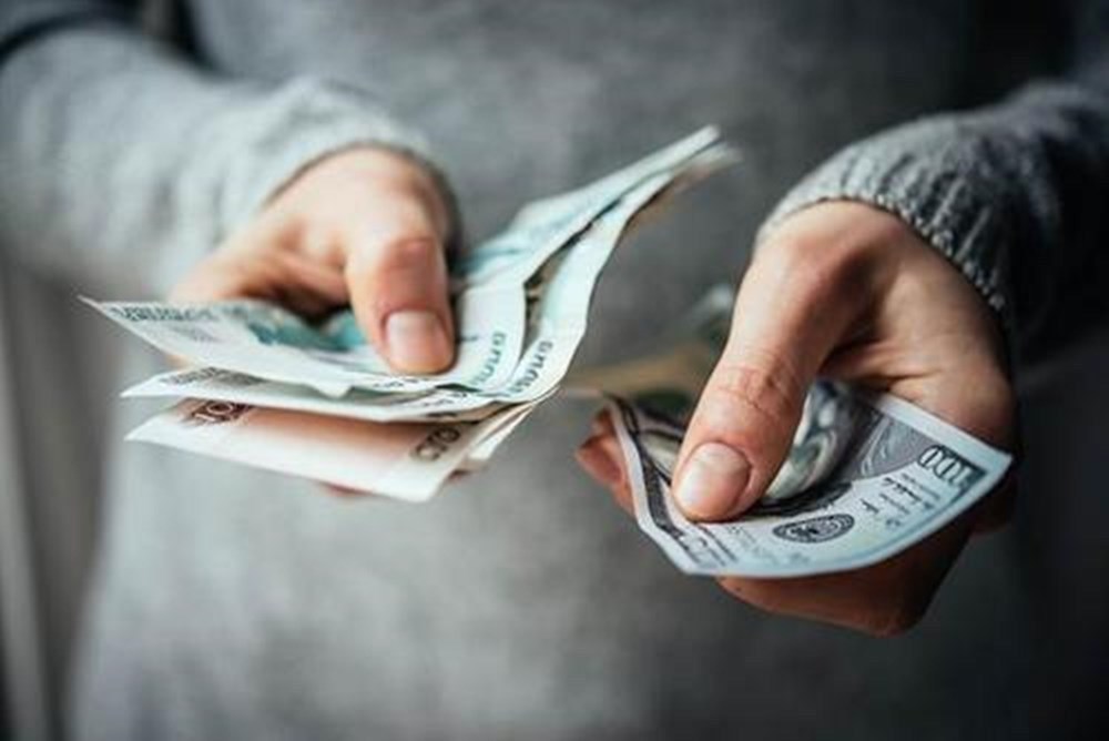 贫穷|该不该和孩子讲挣钱很难父母三种截然不同的态度,决定孩子未来