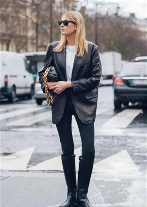 今年靴子裹“无痕裤”的穿法火了,配大衣、羽绒服都好看,真时髦