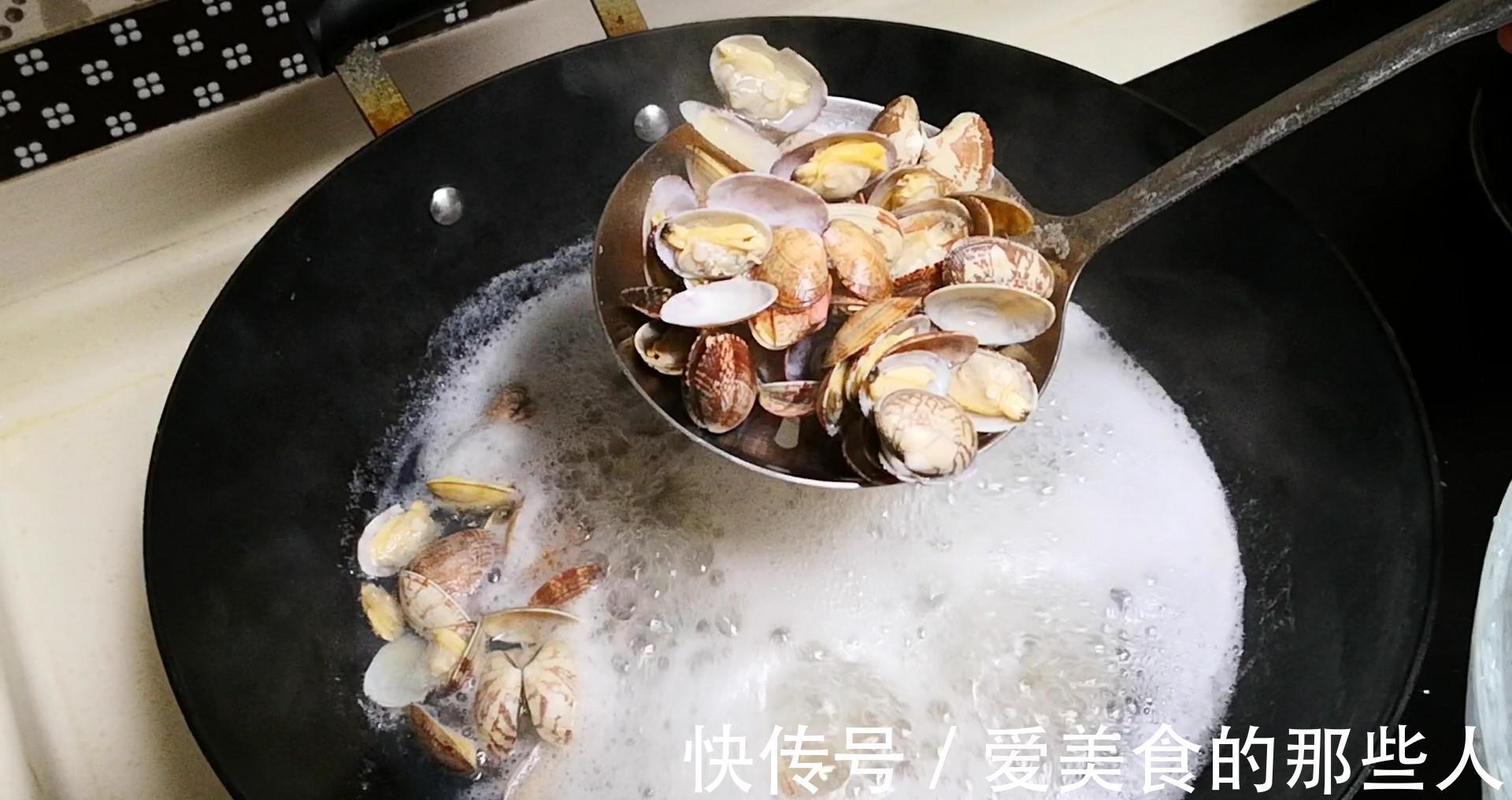 天冷了,多给家人做这汤,汤汁浓白营养足,热乎乎一大锅,太香了