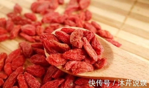 营养物质|枸杞到底是白天吃还是晚上吃,吃对比人参管用,吃错容易生病