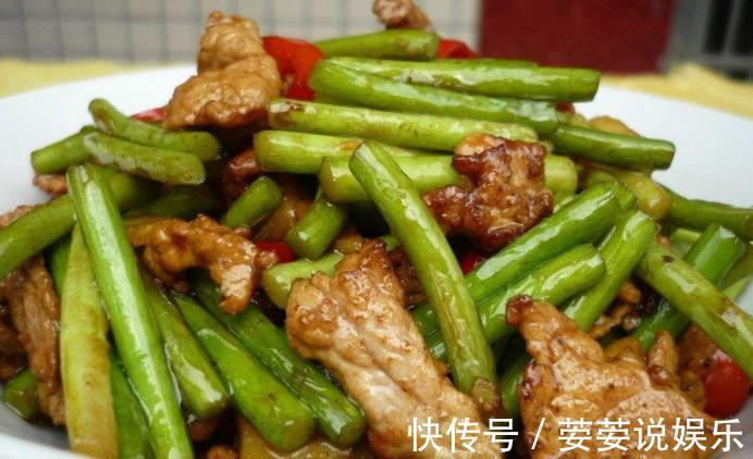 炒蒜苔时，千万要先焯水，多加“这1步”，蒜苔又脆又香，特美味
