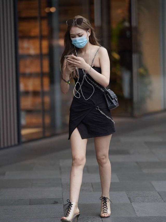 布满浪漫情调的吊带裙，轻松“秀身材”，展现玲珑好身材！