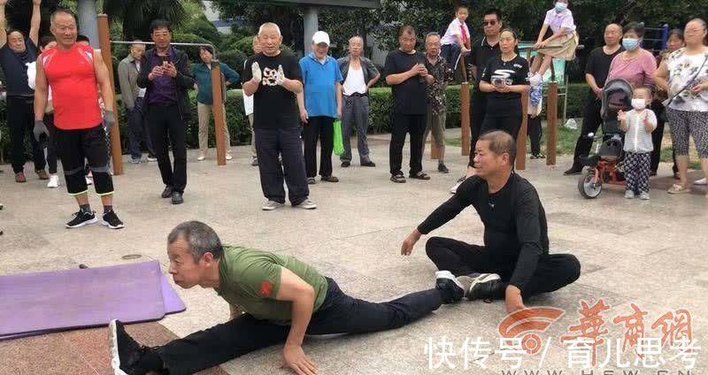 广场|西安平均年龄50岁的“老小伙”相聚广场健身每人都有拿手动作