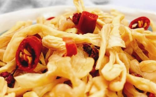 腌萝卜时加盐是大忌，很多人都不懂，多加点这个，萝卜爽脆不回软