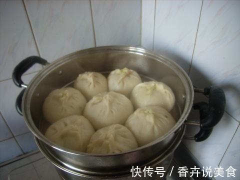 包子铺的师傅蒸包子时,注意好3点,不然包子不松软,还露馅!
