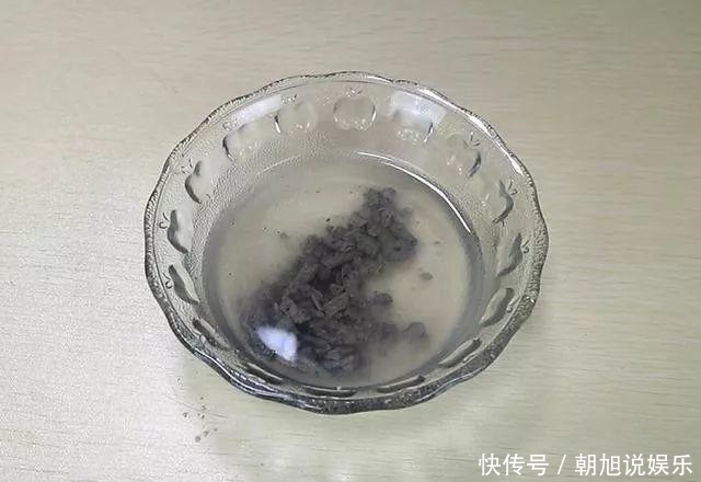 蚊香灰、烟灰“别倒掉”,撒在花盆里,驱虫子、防烂根,简单实用