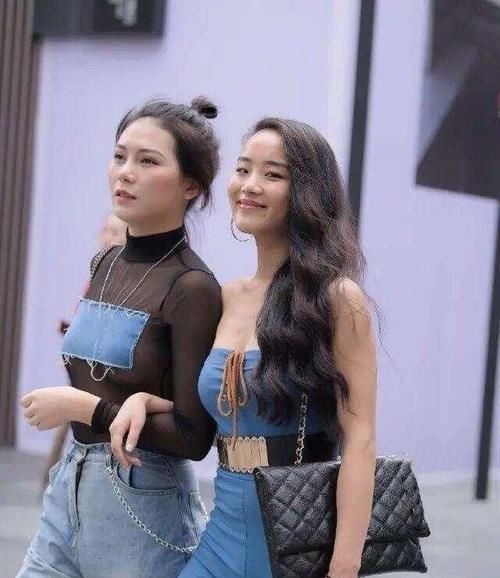 雪纺 蓝色露肩上衣搭配同色系打底裤,搭配合适风格,有意想不到的效果