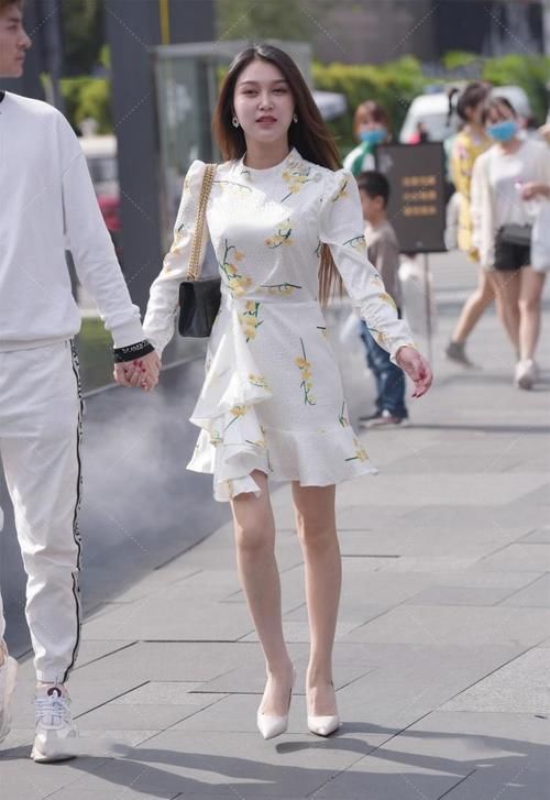 平肩的裙子气场很强，白色碎花的裙子看着很高级