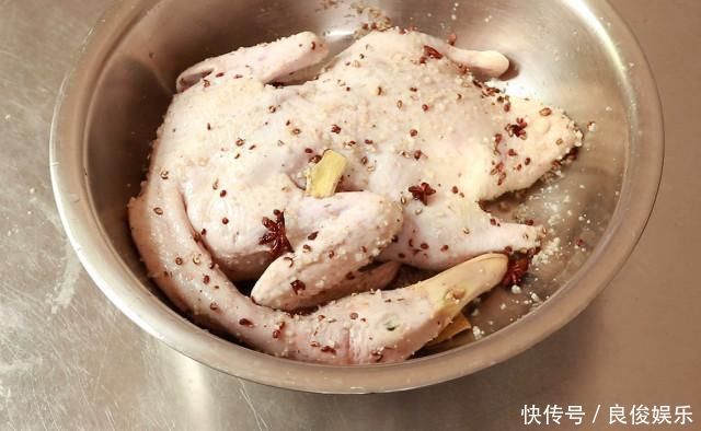 盐水鸭非常简单,重要用90度水焯,白米醋除腥,香辛料仅用八角、麻椒