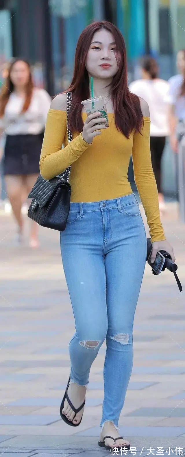 牛仔裤|美女街拍:黄色一字肩长袖上衣,搭配水洗白破洞牛仔裤,简单大方穿出雅致美