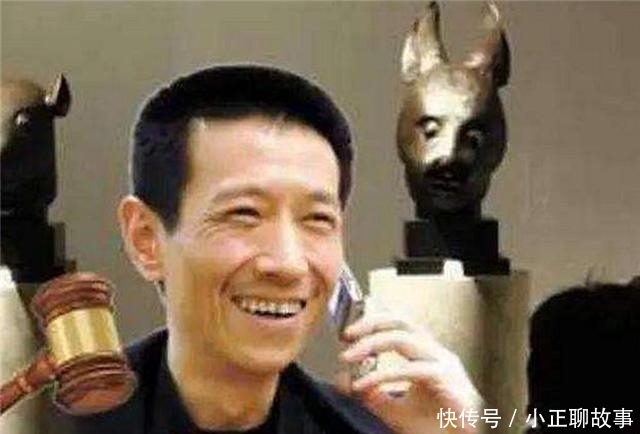 他拍下2.7亿兽首,无偿归还给中国,后来才知道:他赖账没付钱