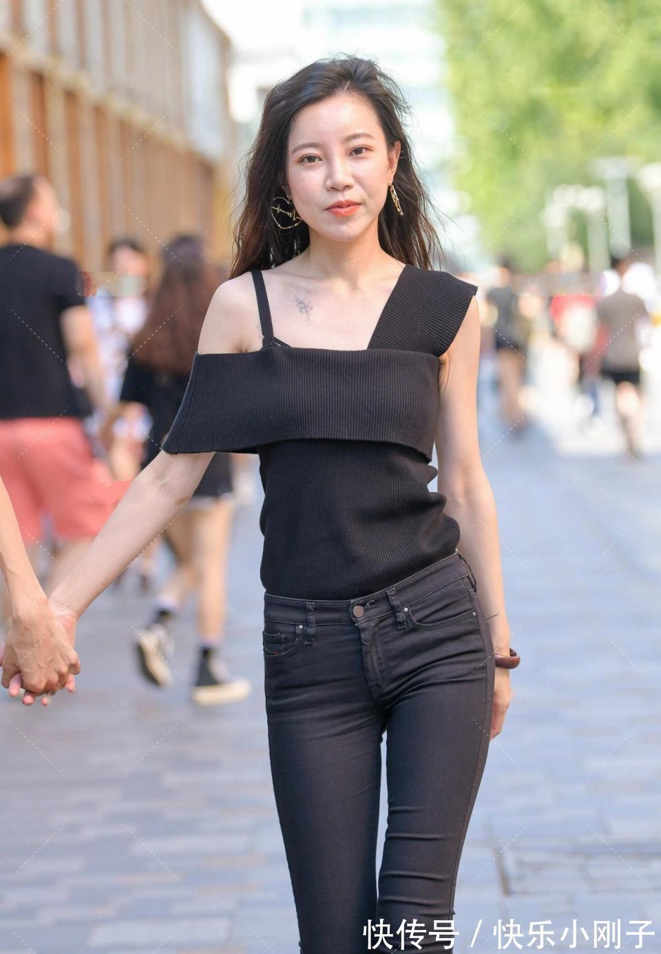 玄色|小姐姐气质很好，源于她的时尚穿搭，一身黑色搭配很到位