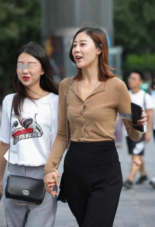 修身长裙 深灰色修身长裙,上身舒适,时尚大气