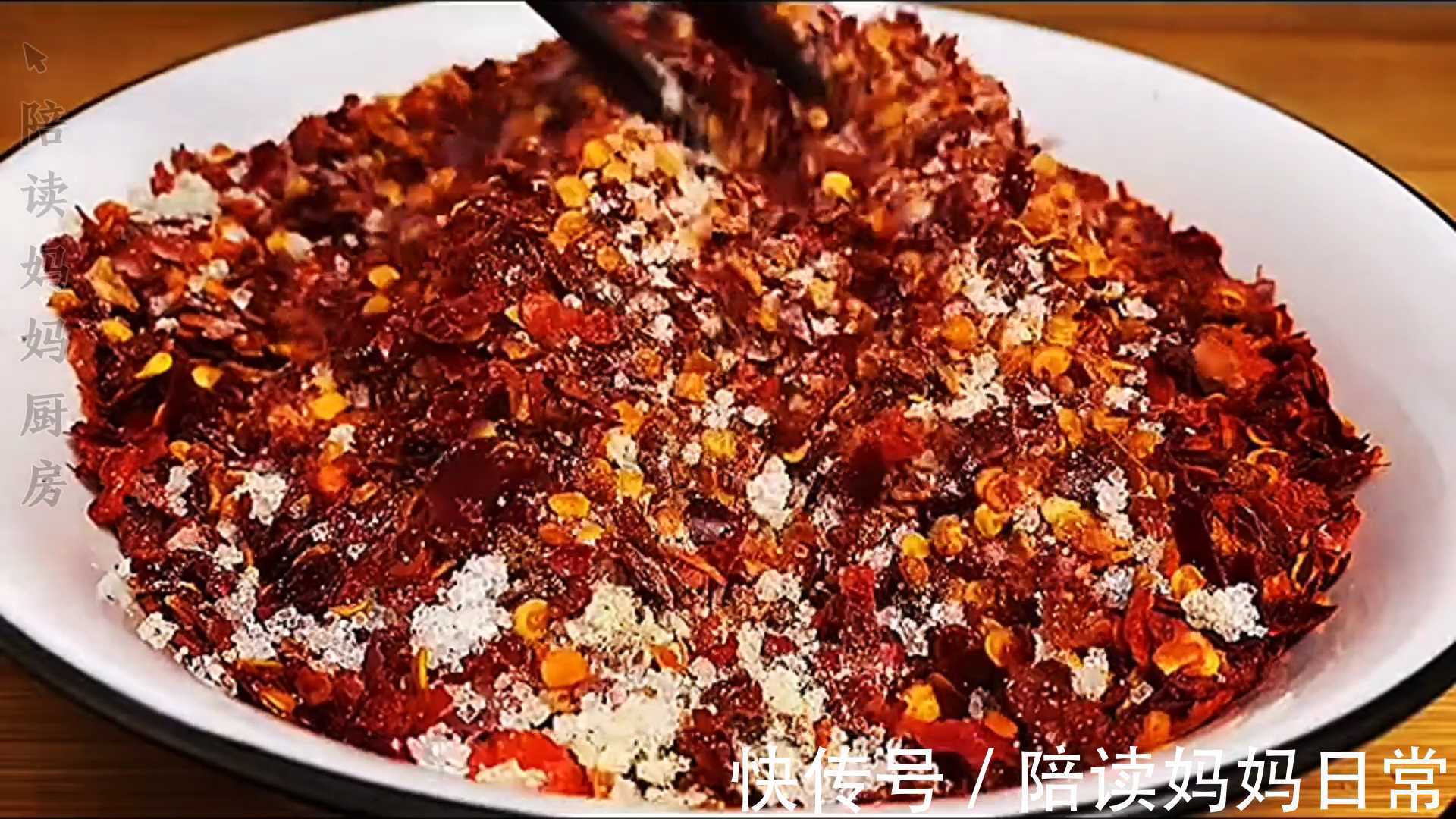 做辣椒油直接把油泼在干辣椒上你就错了，大厨教你一招，又香又辣