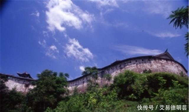 四川有座千年塞堡，建筑周围3面是悬崖，堡中还有108道门