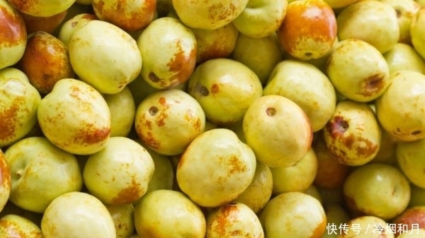 冬枣的颜色|买冬枣时,挑个头大还是个头小?果农教您正确方法,别再挑错了